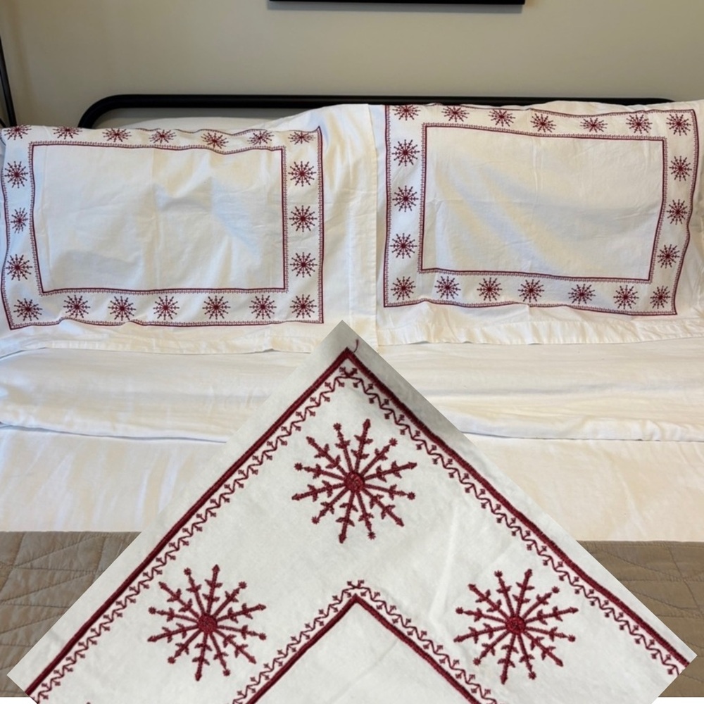 2 Hotel Nouveau 100% cotton Queen Pillow Shams white with red snowflakes Xmas